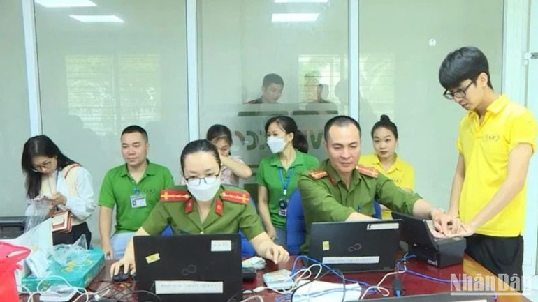 Công an tỉnh Thái Bình thực hiện các thủ tục cấp Căn cước công dân cho người dân trên địa bàn.