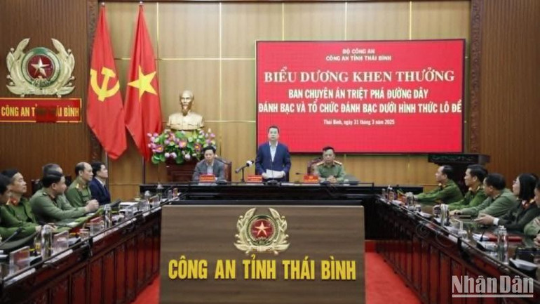 Đồng chí Nguyễn Mạnh Hùng, Chủ tịch Ủy ban nhân dân tỉnh Thái Bình phát biểu ý kiến.