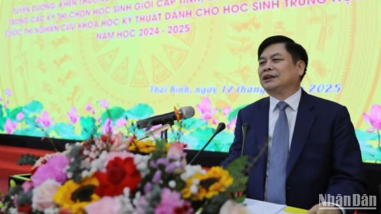 Phó Chủ tịch Ủy ban nhân dân tỉnh Thái Bình Phạm Văn Nghiêm yêu cầu trong thời gian tới, ngành giáo dục và đào tạo tiếp tục nâng cao chất lượng giáo dục toàn diện và giáo dục mũi nhọn.