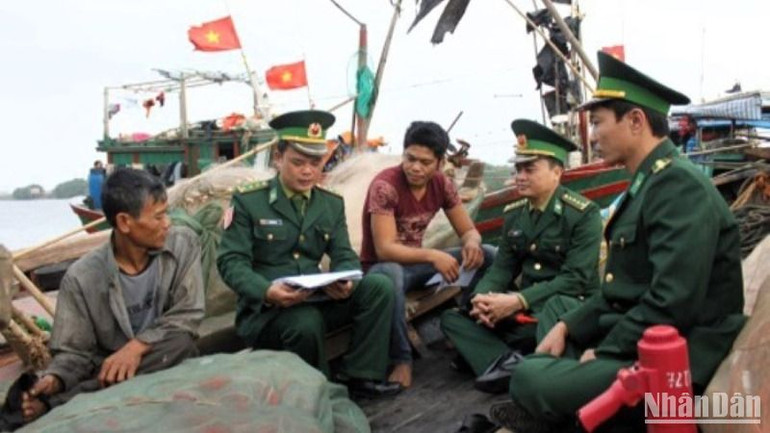 Lực lượng biên phòng tuyên truyền bảo đảm an ninh tuyến biển cho ngư dân Thái Bình.