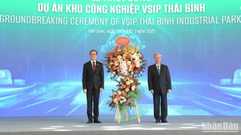 Nguyên Ủy viên Bộ Chính trị, nguyên Thường trực Ban Bí thư Trần Quốc Vượng tặng hoa chúc mừng đại diện Tập đoàn VSIP.