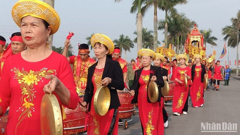 Các đội tế lễ nữ quan, nam quan trong lễ rước bộ tại Lễ hội đền A Sào.