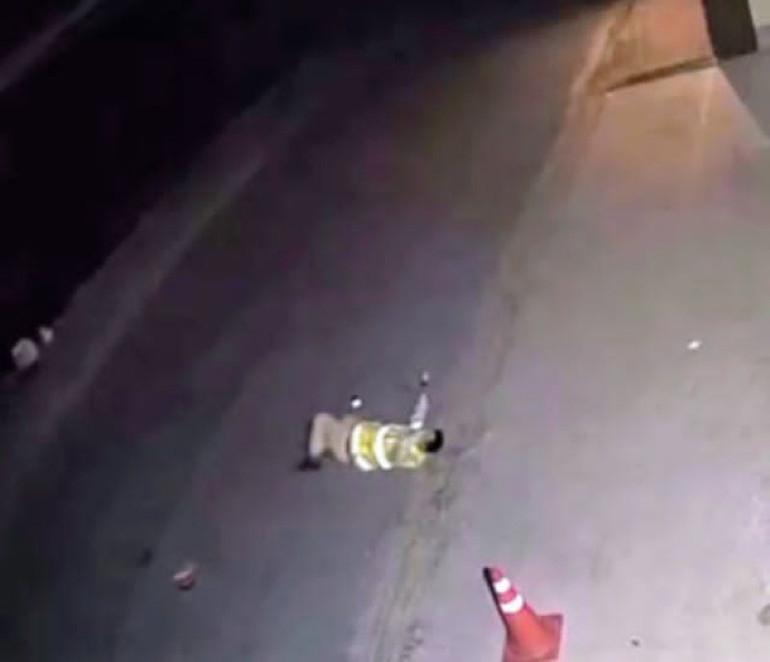 Đại úy Ngô Việt Thành bị Nguyễn Tiến Nam tông xe máy ngã xuống đường. (Ảnh cắt từ clip)