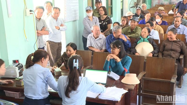 Các hộ dân xã Nam Hưng (Tiền Hải) đến nhận tiền đền bù, hỗ trợ giải phóng mặt bằng Khu công nghiệp Hưng Phú.