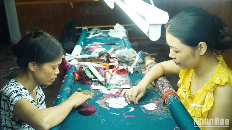 Làng nghề tranh thêu ở xã Minh Lãng nằm trong tour, tuyến du lịch khi về với Vũ Thư.