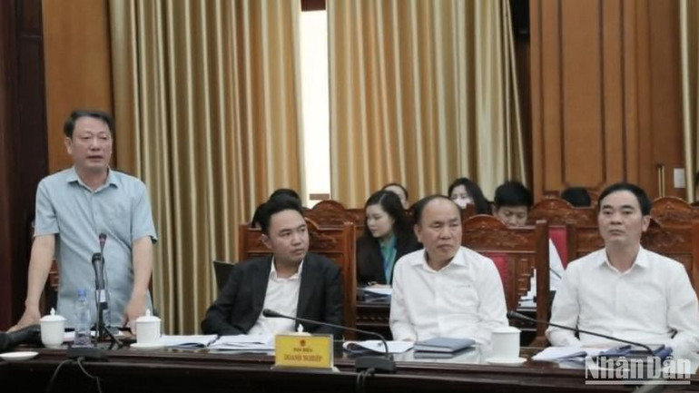 Ông Tô Xuân Cảnh, Công ty trách nhiệm hữu hạn sản xuất và kinh doanh sứ Hảo Cảnh phản ánh với lãnh đạo tỉnh về tình trạng thiếu lao động trầm trọng hiện nay.