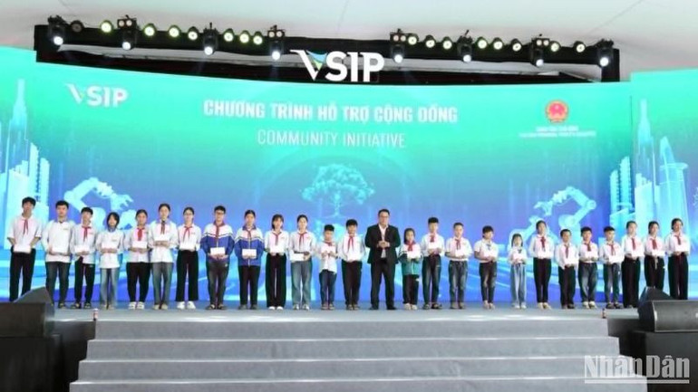 Tập đoàn VSIP trao học bổng cho 25 học sinh trên địa bàn xây dựng dự án khu công nghiệp.