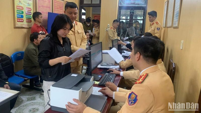 Số lượng người dân đến làm thủ tục đăng ký xe đông, nhưng việc tiếp đón, hướng dẫn và giải quyết hồ sơ diễn ra nhanh chóng, thuận lợi.