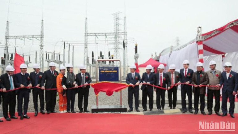 Công trình được gắn biển chào mừng Đại hội đại biểu Đảng bộ Tập đoàn Điện lực Việt Nam.