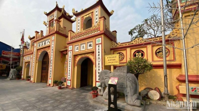 Bảng gắn chip tương tác không dây lắp đặt tại đền Đồng Bằng (huyện Quỳnh Phụ, tỉnh Thái Bình). Bảng gắn chip tương tác không dây lắp đặt tại đền Đồng Bằng (huyện Quỳnh Phụ, tỉnh Thái Bình).