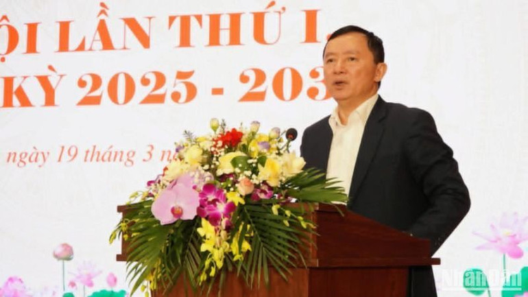 Ông Hồ Công Kỳ, Bí thư Đảng ủy, Giám đốc Chi nhánh Phát điện Dầu khí (Tập đoàn Dầu khí Việt Nam) phát biểu chỉ đạo. Ông Hồ Công Kỳ, Bí thư Đảng ủy, Giám đốc Chi nhánh Phát điện Dầu khí (Tập đoàn Dầu khí Việt Nam) phát biểu chỉ đạo.