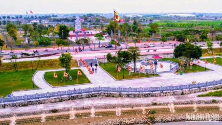 Di tích Bến Tượng được đầu tư hơn 80 tỷ đồng, nổi bật là tượng đồng Trần Hưng Đạo cao 9,7m có tư thế đứng, chỉ tay xuống dòng sông Hóa với lời thề bất hủ khi chia tay voi chiến.