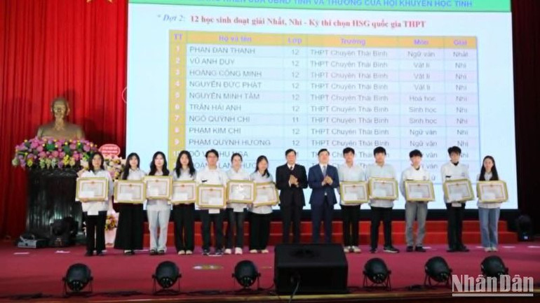 Khen thưởng 12 học sinh đoạt giải Nhất, Nhì Kỳ thi chọn học sinh giỏi quốc gia khối trung học phổ thông.