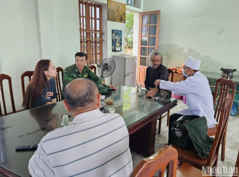Khám chữa bệnh cho người nước ngoài gặp sự cố tại khu vực ven biển huyện Thái Thụy, tỉnh Thái Bình.