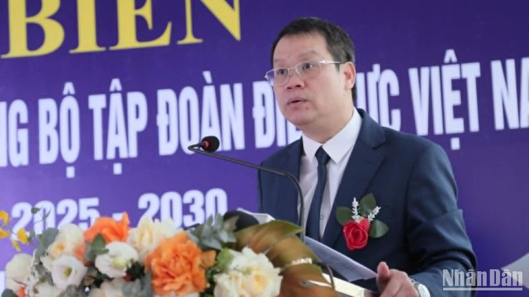 Chủ tịch Ủy ban nhân dân tỉnh Thái Bình Nguyễn Mạnh Hùng đánh giá cao sự nỗ lực vượt khó của các đơn vị thi công công trình có ý nghĩa quan trọng trong phát triển kinh tế-xã hội của địa phương.