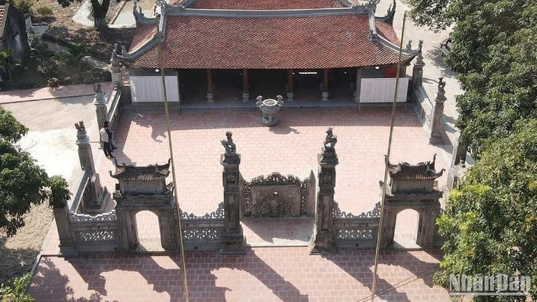 Miếu Hai thôn ở xã Xuân Hòa có tuổi đời hơn 300 năm, thờ vua Lý Nam Đế và hoàng hậu Đỗ Thị Khương.