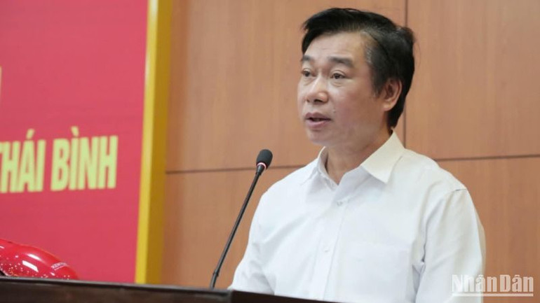 Đồng chí Nguyễn Văn Giang, Phó Trưởng ban Thường trực Ban Tổ chức Tỉnh ủy công bố quyết định của Ban Chấp hành Đảng bộ tỉnh về việc sáp nhập hai cơ quan báo chí.