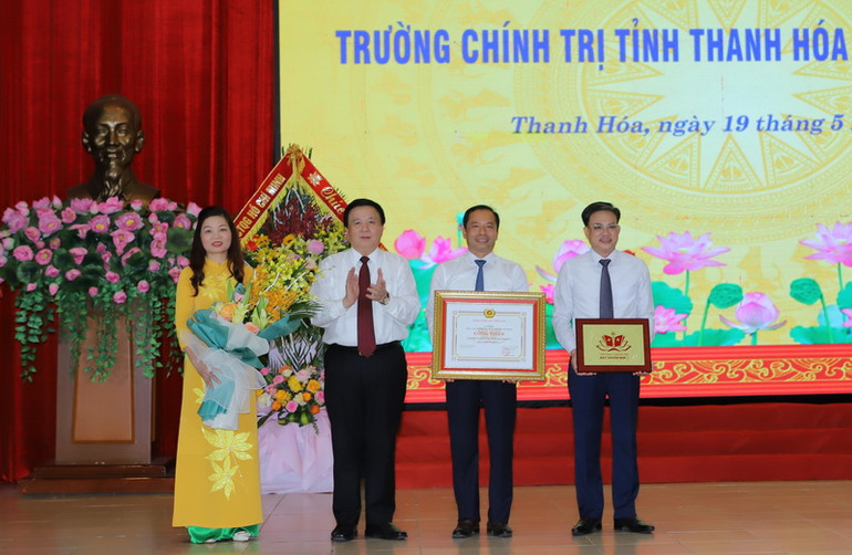 Giám đốc Học viện Chính trị Quốc gia Hồ Chí Minh trao Bằng và biểu trưng công nhận đạt chuẩn cho Trường Chính trị tỉnh Thanh Hóa.