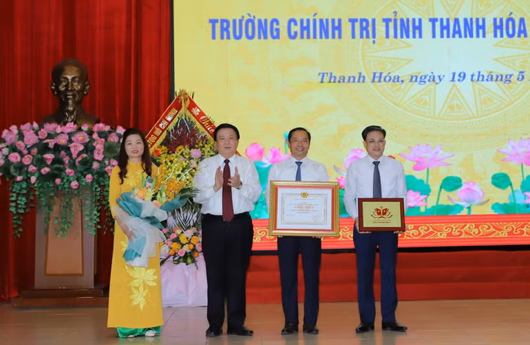 Giám đốc Học viện Chính trị Quốc gia Hồ Chí Minh trao Bằng và biểu trưng công nhận đạt chuẩn cho Trường Chính trị tỉnh Thanh Hóa. Giám đốc Học viện Chính trị Quốc gia Hồ Chí Minh trao Bằng và biểu trưng công nhận đạt chuẩn cho Trường Chính trị tỉnh Thanh Hóa.