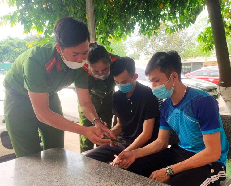 Công an hướng dẫn người dân cài App-114. Công an hướng dẫn người dân cài App-114.