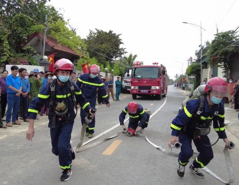 Lực lượng chuyên nghiệp vận hành thiết bị chữa cháy cho người dân quan sát, làm theo. Lực lượng chuyên nghiệp vận hành thiết bị chữa cháy cho người dân quan sát, làm theo.
