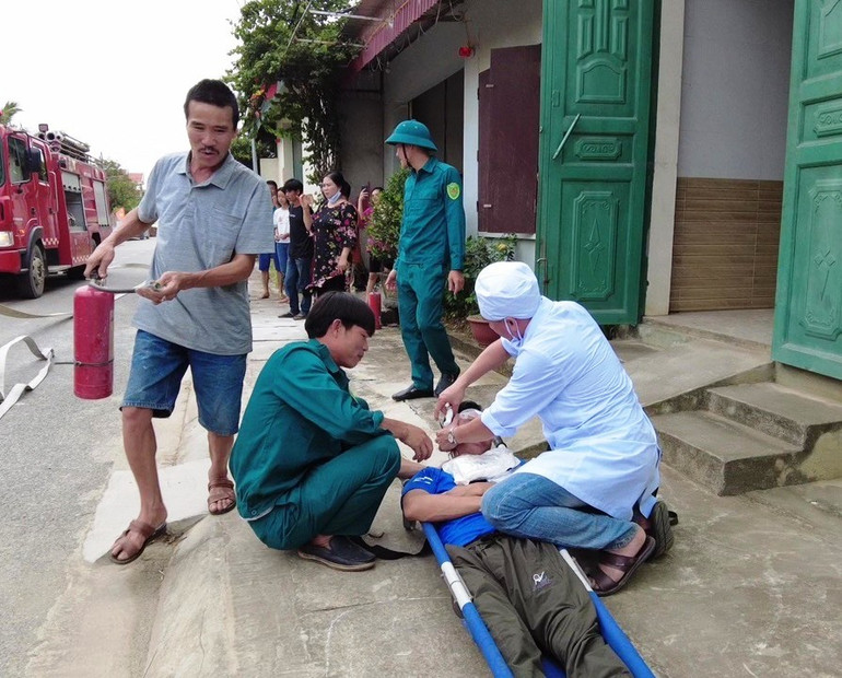 Thành viên tổ liên gia thực hành kỹ năng cứu người bị nạn. Thành viên tổ liên gia thực hành kỹ năng cứu người bị nạn.