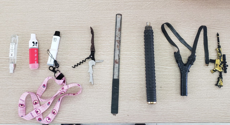 Công an phát hiện, thu giữ nhiều vật dụng nguy hiểm học sinh mang theo