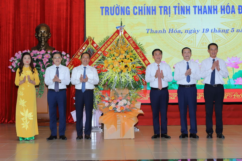 Đại diện Tỉnh ủy, Hội đồng nhân dân, Ủy ban nhân dân, Mặt trận Tổ quốc tỉnh Thanh Hóa chúc mừng Trường Chính trị tỉnh Thanh Hóa.