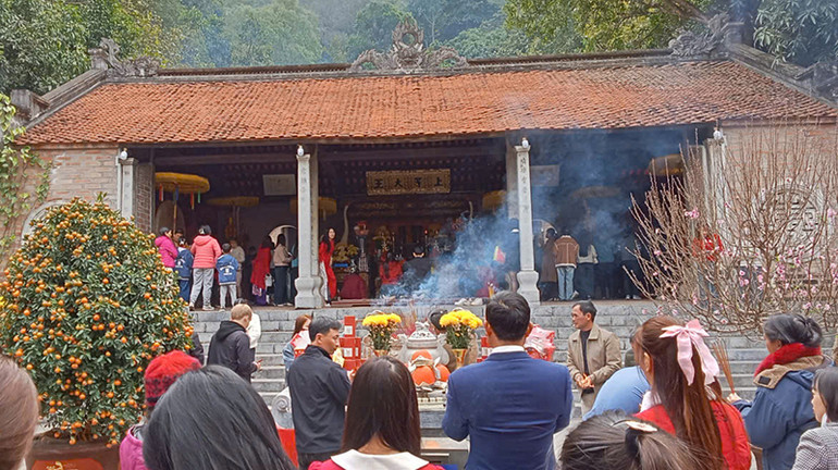 Du khách dâng hương tri ân, tưởng niệm Bà Triệu.