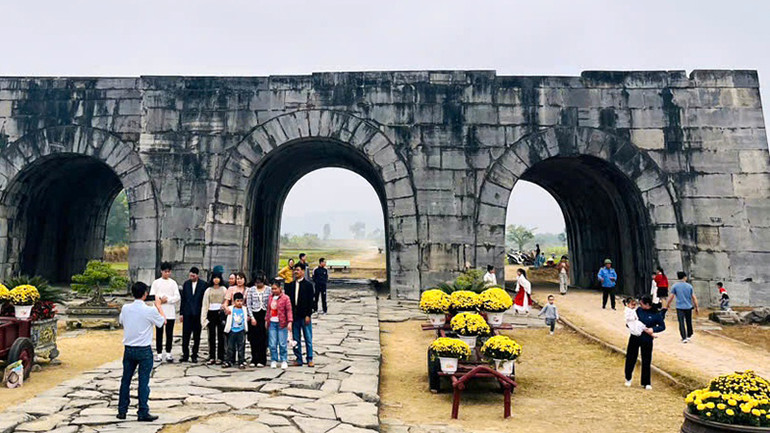 Khách tham quan, chụp ảnh lưu niệm tại cổng phía nam Thành nhà Hồ.