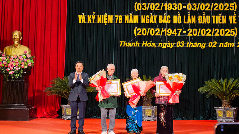 Bí thư Tỉnh ủy Thanh Hóa trao Huy hiệu Đảng cho các đảng viên.