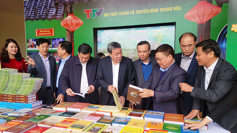 Nhà xuất bản Thanh Hóa trưng bày, giới thiệu các xuất bản phẩm.