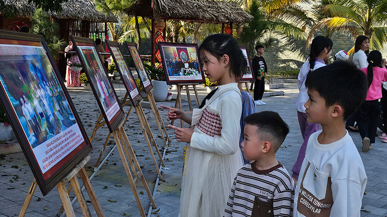 Thiếu niên tham quan các hình ảnh trưng bày.