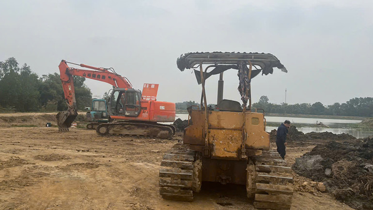 Nhân lực cùng phương tiện cơ giới được huy động xử lý đoạn kênh sạt, lở.