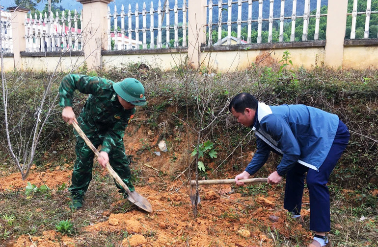 Bộ đội Biên phòng cùng cán bộ xã Bát Mọt, huyện Thường Xuân trồng cây đào, cây mận.