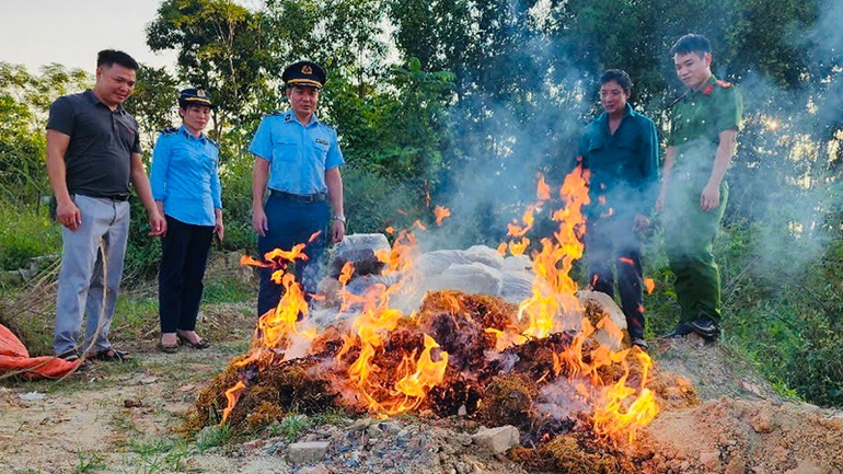Chủ cơ sở kinh doanh tiêu hủy măng khô không rõ nguồn gốc, xuất xứ trước sự giám sát của cơ quan chức năng.