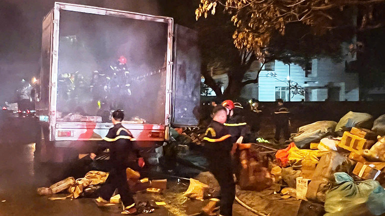 Cảnh sát chữa cháy, di chuyển hàng hóa khỏi thùng xe.