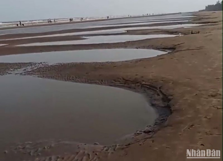 Khi nước lớn, đây sẽ trở thành các hố tử thần "bẫy" người dân đến tắm biển.