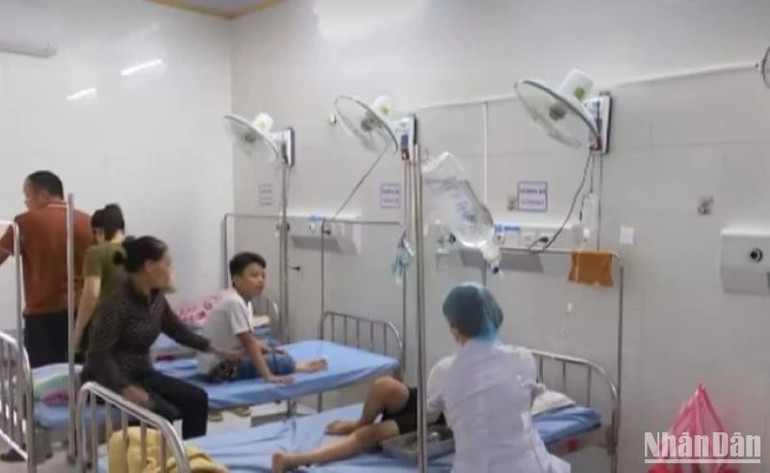 25 học sinh được điều trị tại Bệnh viện huyện Tiền Hải (tỉnh Thái Bình), 3 học sinh điều trị tại nhà trong vụ ngộ độc do ăn bánh bông lan xảy ra tháng 9/2023.