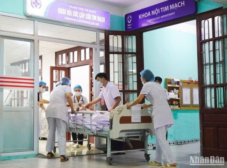 Số lượng người đến khám, chữa bệnh tại Bệnh viện đa khoa tỉnh Thái Bình là rất lớn, gây ra tình trạng quá tải giường bệnh.