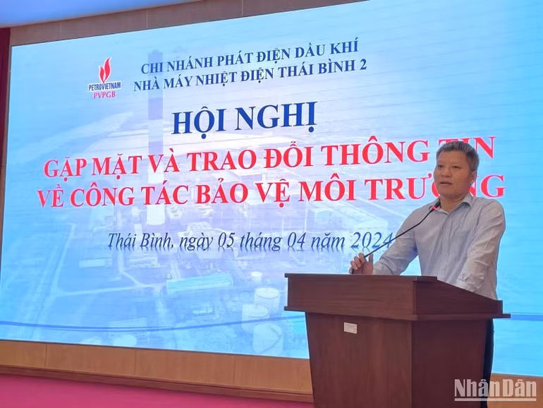 Giám đốc nhà máy nhiệt điện Thái Bình 2 Mai Văn Long lĩnh hội toàn bộ ý kiến của nhân dân, đồng thời đưa ra những giải pháp cụ thể để hạn chế ảnh hưởng của sản xuất đến cuộc sống người dân trong khu vực.