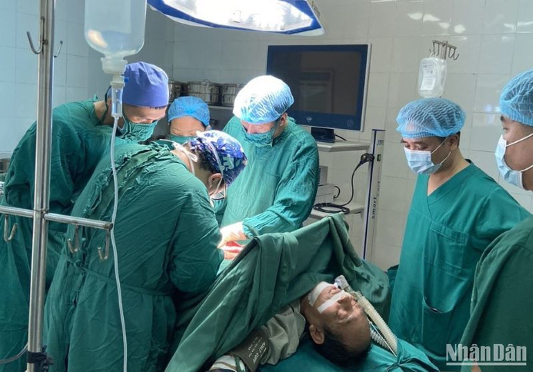 Bệnh viện đa khoa huyện Kiến Xương thực hiện thành công ca cắt đại tràng cho bệnh nhân K đại tràng trong đêm 9/4/2024.