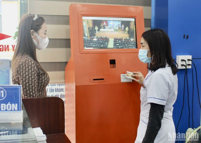 Hướng dẫn người dân sử dụng thẻ khám chữa bệnh thông minh tích hợp thanh toán không dùng tiền mặt tại Bệnh viện Y học Cổ truyền tỉnh Thái Bình.