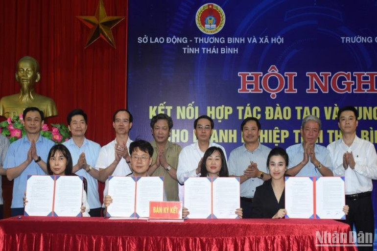 3 doanh nghiệp lớn ở Khu công nghiệp Liên Hà Thái (thuộc Khu kinh tế Thái Bình) ký kết hợp đồng nguyên tắc với Trường cao đẳng Nghề công nghiệp Hà Nội trong đào tạo nguồn nhân lực. 3 doanh nghiệp lớn ở Khu công nghiệp Liên Hà Thái (thuộc Khu kinh tế Thái Bình) ký kết hợp đồng nguyên tắc với Trường cao đẳng Nghề công nghiệp Hà Nội trong đào tạo nguồn nhân lực.