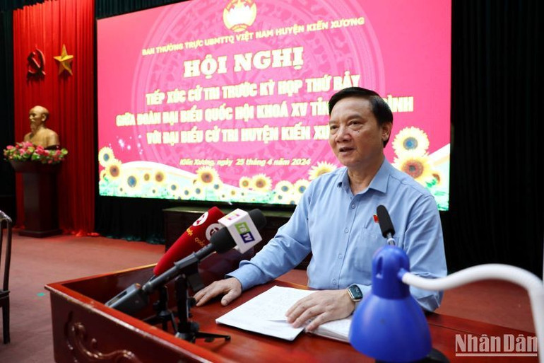 , Phó Chủ tịch Quốc hội Nguyễn Khắc Định phát biểu tại buổi tiếp xúc cử tri.