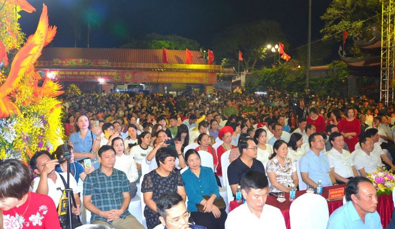 Đông đảo du khách tham dự khai mạc lễ hội Tiên La năm 2024. (Ảnh: VĂN HỌC)