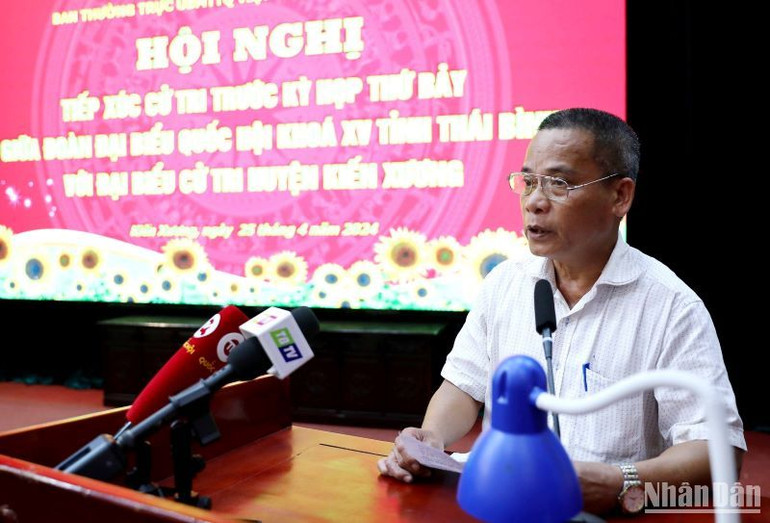 Ông Bùi Công Lân, cử tri xã Thượng Hiền phát biểu ý kiến.