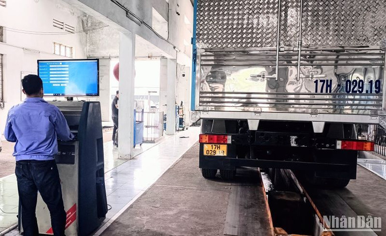 Hơn 10 tháng qua, quy định về miễn, giãn kiểm định phương tiện của Bộ Giao thông vận tải làm hàng loạt Trung tâm đăng kiểm lỗ nặng, không cân đối được thu chi tài chính do lượng phương tiện đến "khám xe" giảm sút mạnh.