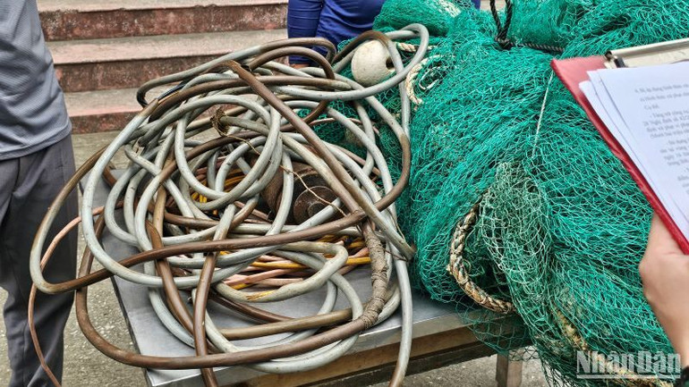 Công cụ kích điện thu giữ trên tàu cá NĐ-91377-TS.