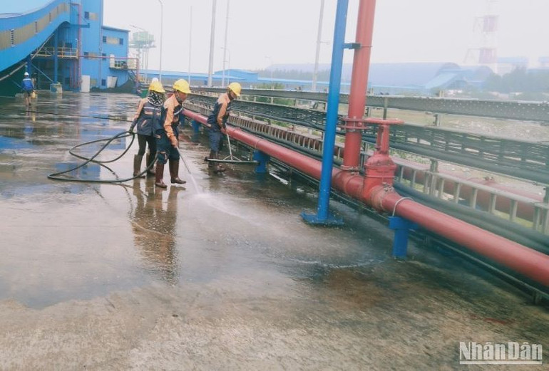 Nhân viên tại nhà máy thường xuyên tưới nước tại khu vực cầu cảng vận chuyển than để hạn chế bụi phát tán ra môi trường.